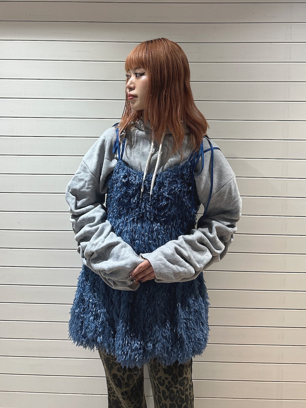 ブルー系のワンピース、グレー系のパーカー、ブラウン系のその他パンツを着用したレディースの秋コーディネートの6枚目の写真