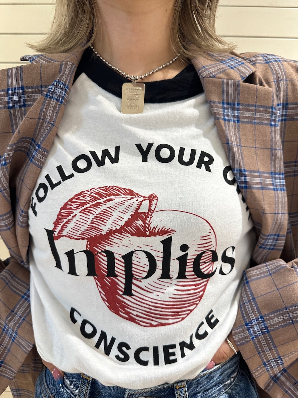 ベージュ系のワンピース、ホワイト系のTシャツ/カットソー、ブルー系のデニムパンツを着用したレディースの秋コーディネートの6枚目の写真