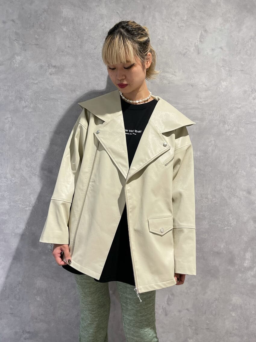 グリーン系のその他パンツ、ホワイト系のライダースジャケットを着用したレディースの夏コーディネートの4枚目の写真