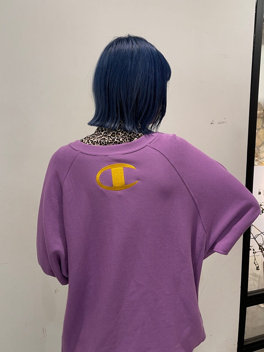 ブラック系のデニムスカート、その他のシャツ/ブラウス、パープル系のスウェットを着用したレディースの秋コーディネートの7枚目の写真