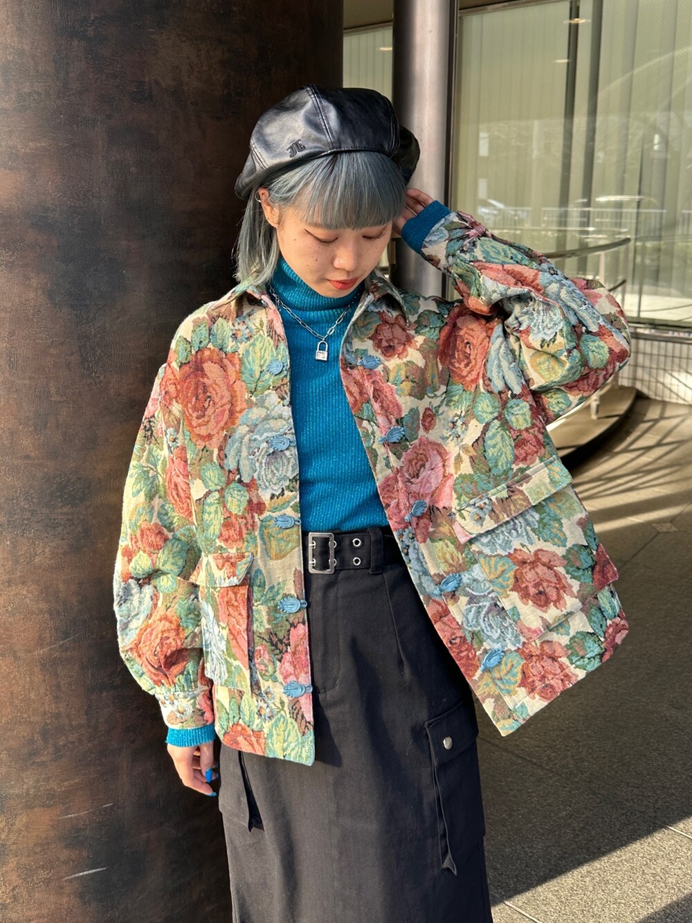 ブラウン系のスカート、ホワイト系のミリタリージャケット、ホワイト系のニット/セーターを着用したレディースの冬コーディネートの7枚目の写真