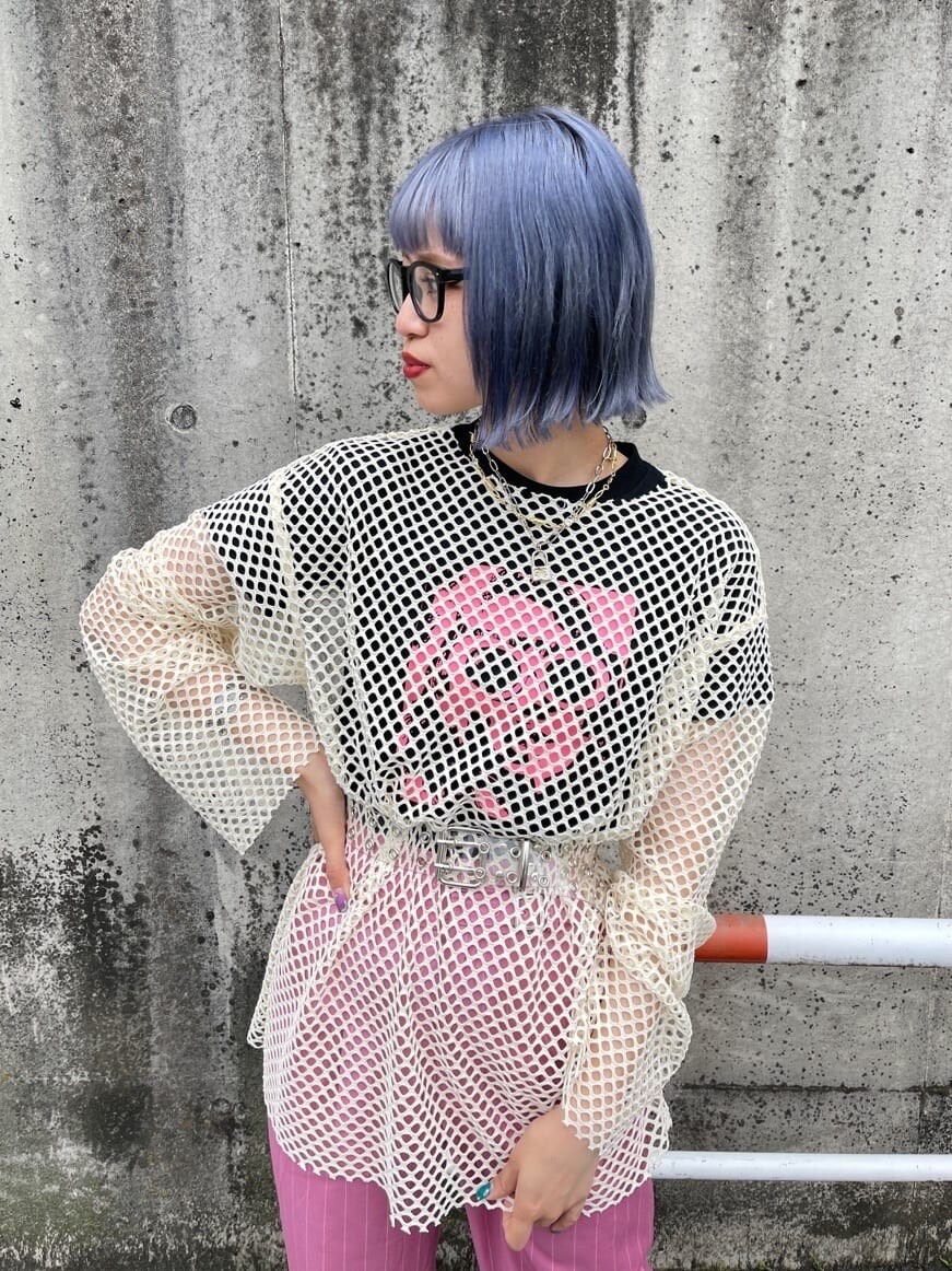 ホワイト系のTシャツ/カットソー、ブラック系のその他シューズ、ブラック系のTシャツ/カットソーを着用したレディースの春コーディネートの6枚目の写真