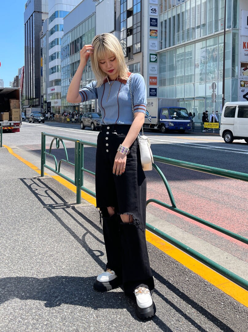 ホワイト系のその他シューズ、ブルー系のニット/セーター、ブラック系のデニムパンツを着用したレディースの春コーディネートの2枚目の写真