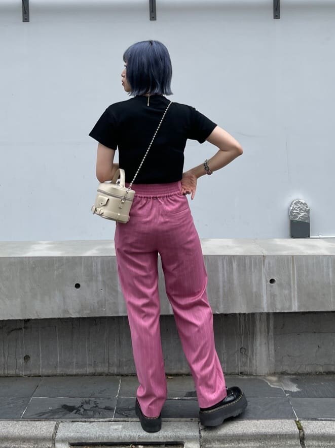 ホワイト系のショルダーバッグ、ブラック系のその他シューズ、ブラック系のTシャツ/カットソーを着用したレディースの春コーディネートの5枚目の写真