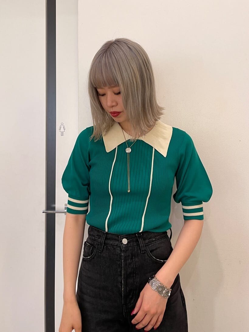 ブラック系のデニムパンツ、ブラック系のブーツ、ブラック系のベストを着用したレディースの春コーディネートの7枚目の写真