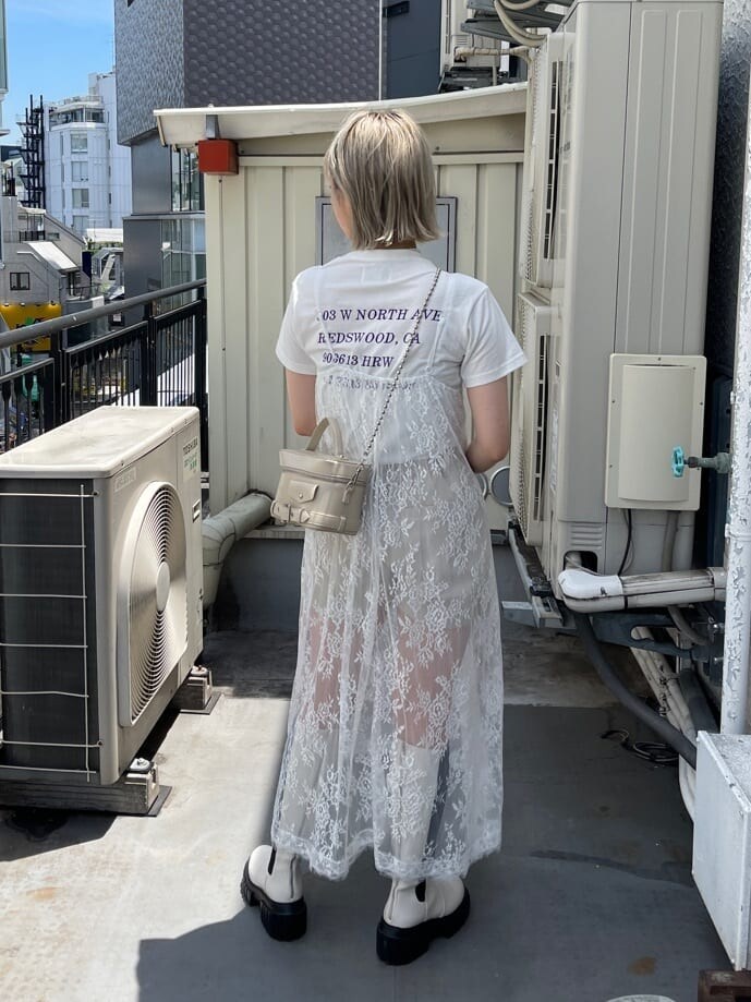 ホワイト系のその他パンツ、ホワイト系のショルダーバッグ、ホワイト系のTシャツ/カットソーを着用したレディースの夏コーディネートの2枚目の写真