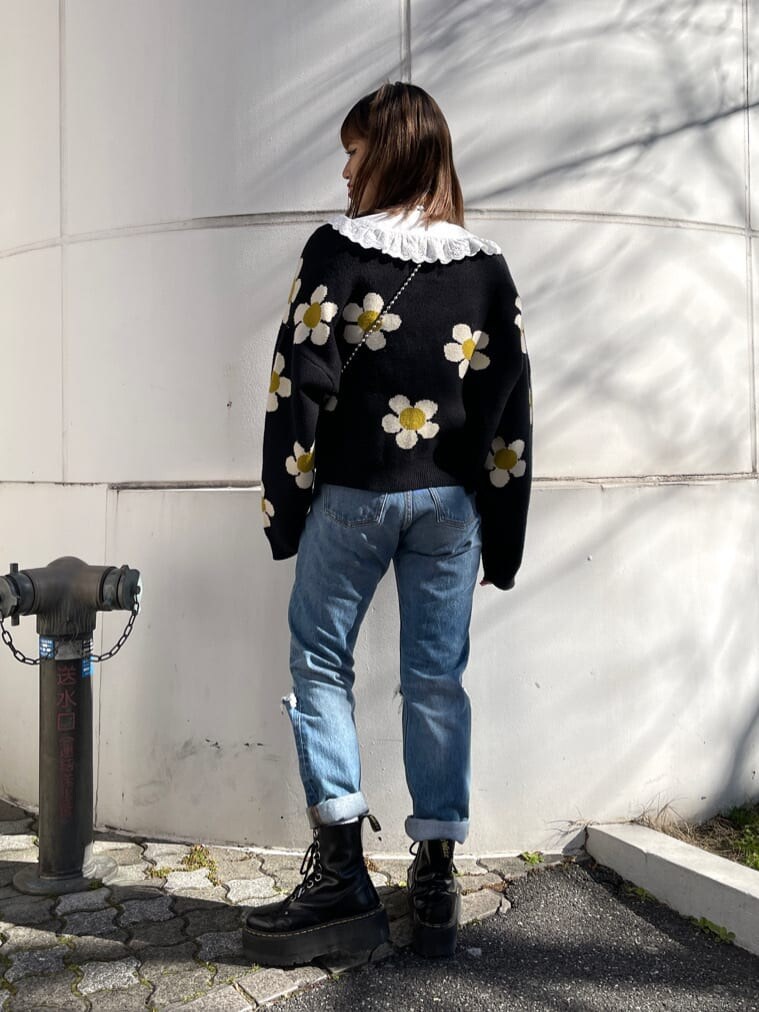 ブルー系のデニムパンツ、ホワイト系のシャツ/ブラウス、パープル系のショルダーバッグを着用したレディースの冬コーディネートの4枚目の写真