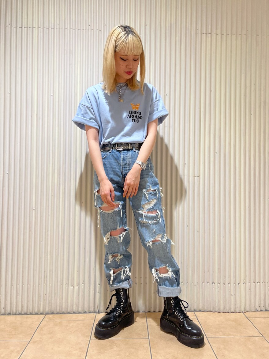 ブルー系のデニムパンツ、ブルー系のTシャツ/カットソー、ブラック系のシャツ/ブラウスを着用したレディースの春コーディネートの4枚目の写真