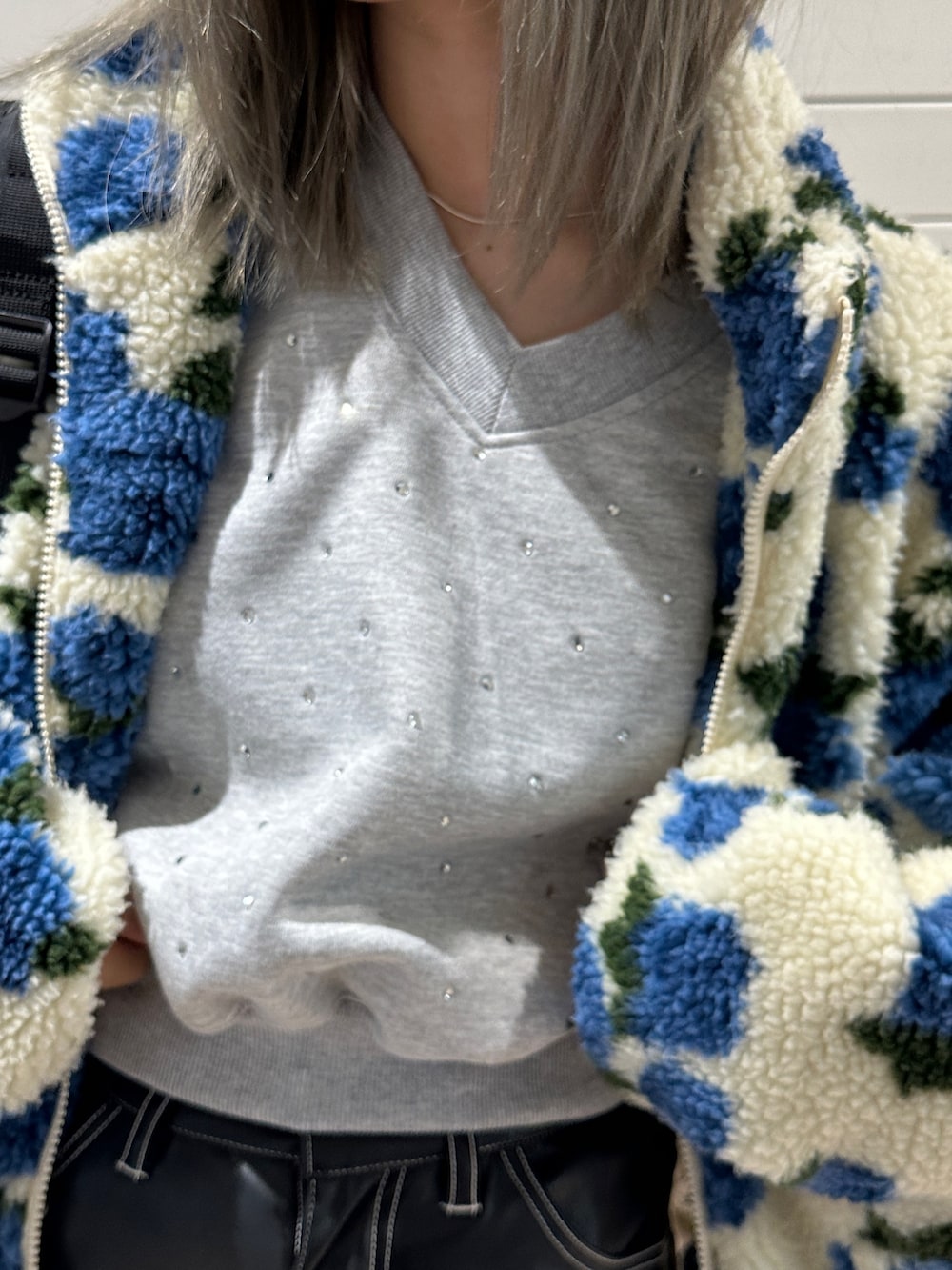 ホワイト系のブルゾン、グレー系のスウェット、ブラック系のその他パンツを着用したレディースの冬コーディネートの6枚目の写真