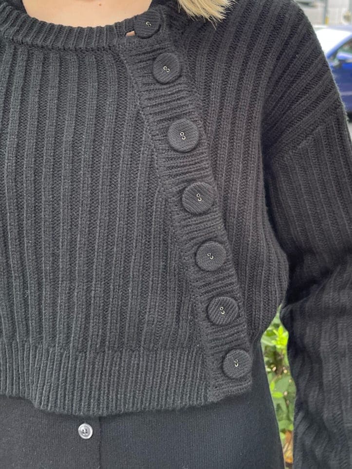 ブラック系のワンピース、ピンク系のハンドバッグを着用したレディースの秋コーディネートの7枚目の写真