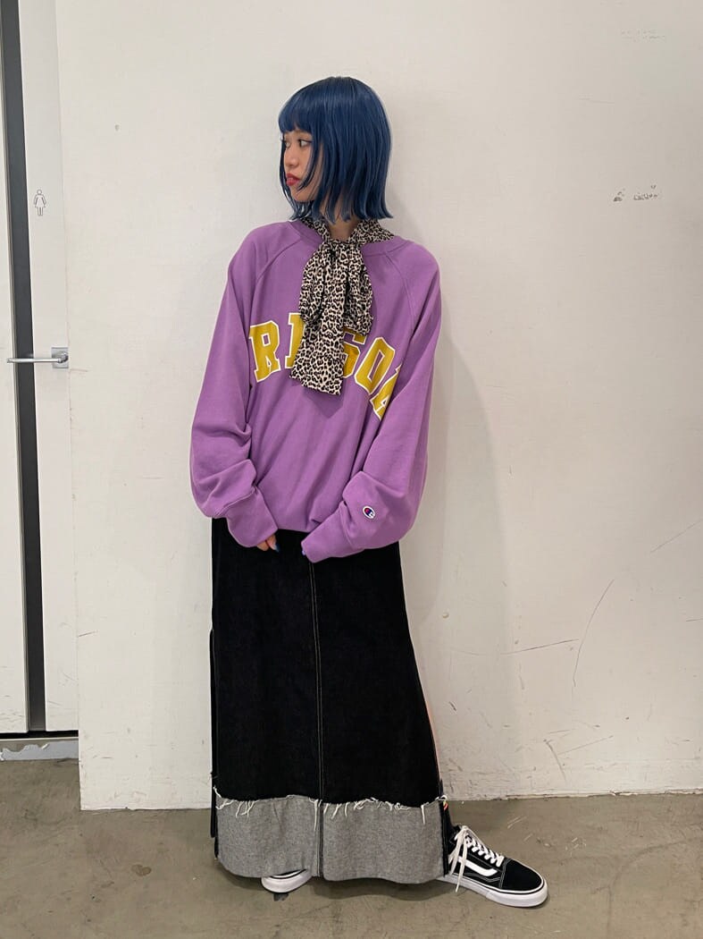 ブラック系のデニムスカート、その他のシャツ/ブラウス、パープル系のスウェットを着用したレディースの秋コーディネートの2枚目の写真