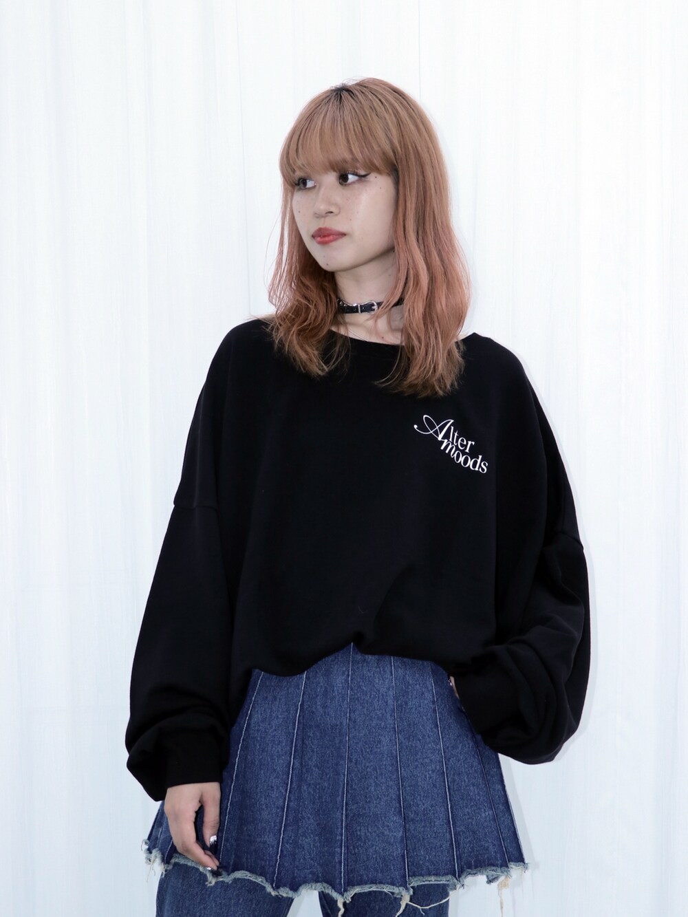 ブラック系のスウェット、ブルー系のその他パンツ、シルバー系のブーツを着用したレディースの秋コーディネートの7枚目の写真