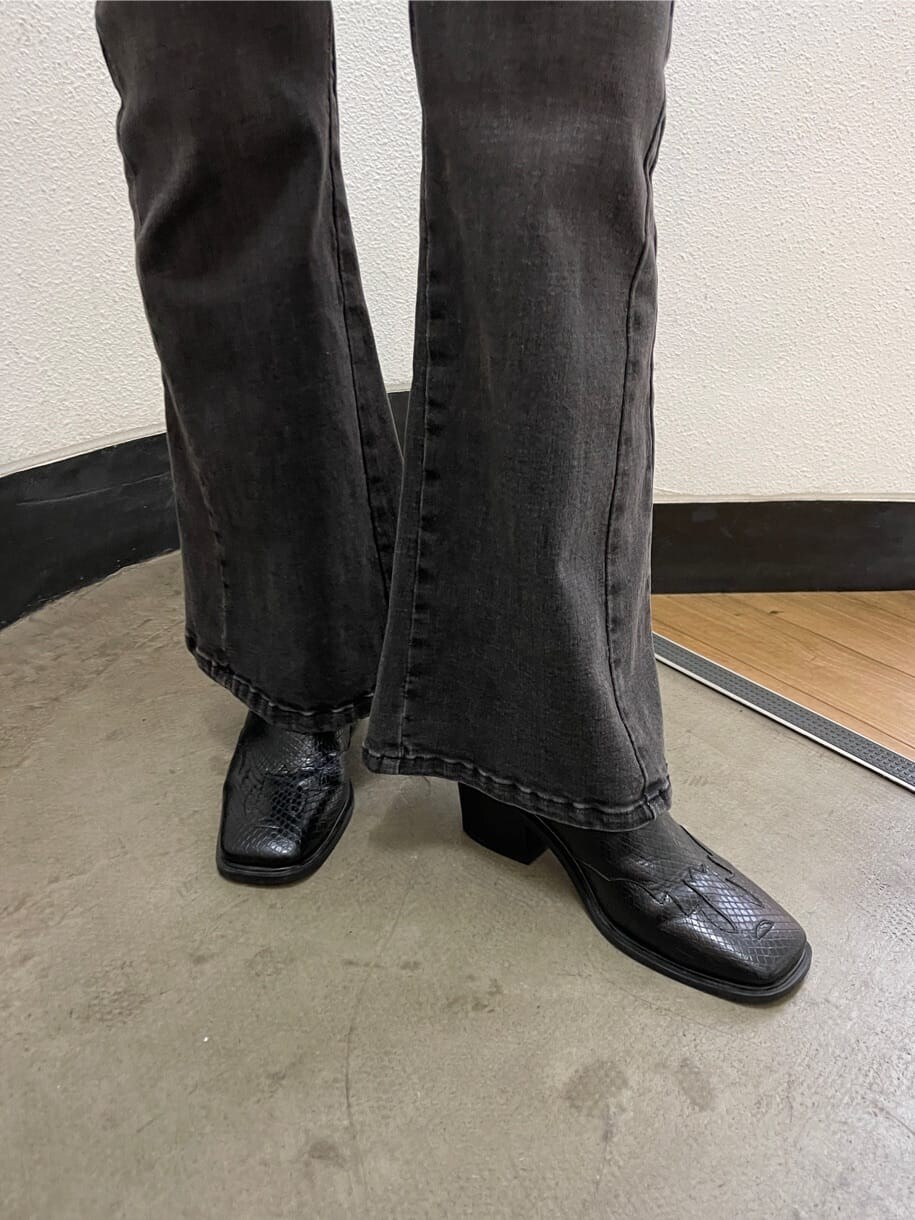 ブラック系のブーツ、ブラック系のライダースジャケット、ブルー系のカーディガン/ボレロを着用したレディースの秋コーディネートの8枚目の写真