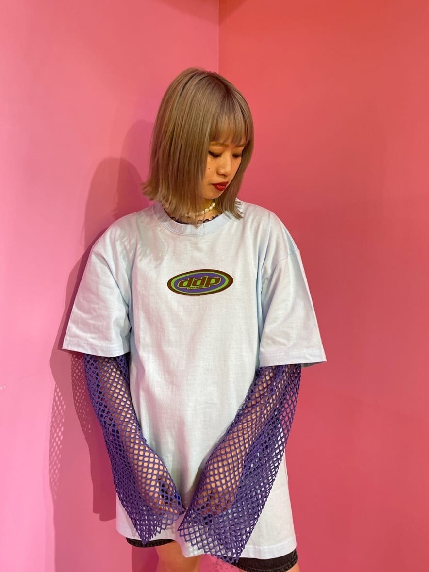 ブラック系のデニムパンツ、ブラック系のその他シューズ、パープル系のTシャツ/カットソーを着用したレディースの春コーディネートの3枚目の写真