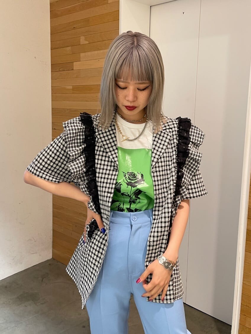 ブルー系のスラックス、ホワイト系のTシャツ/カットソー、その他のシャツ/ブラウスを着用したレディースの春コーディネートの4枚目の写真
