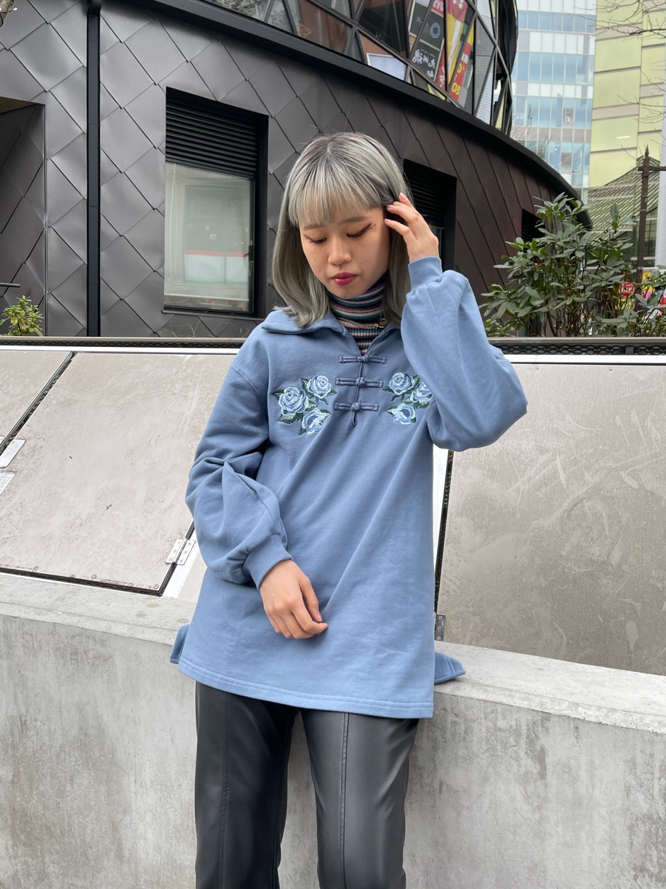 ブラック系のその他パンツ、パープル系のニット/セーター、ブルー系のスウェットを着用したレディースの冬コーディネートの3枚目の写真