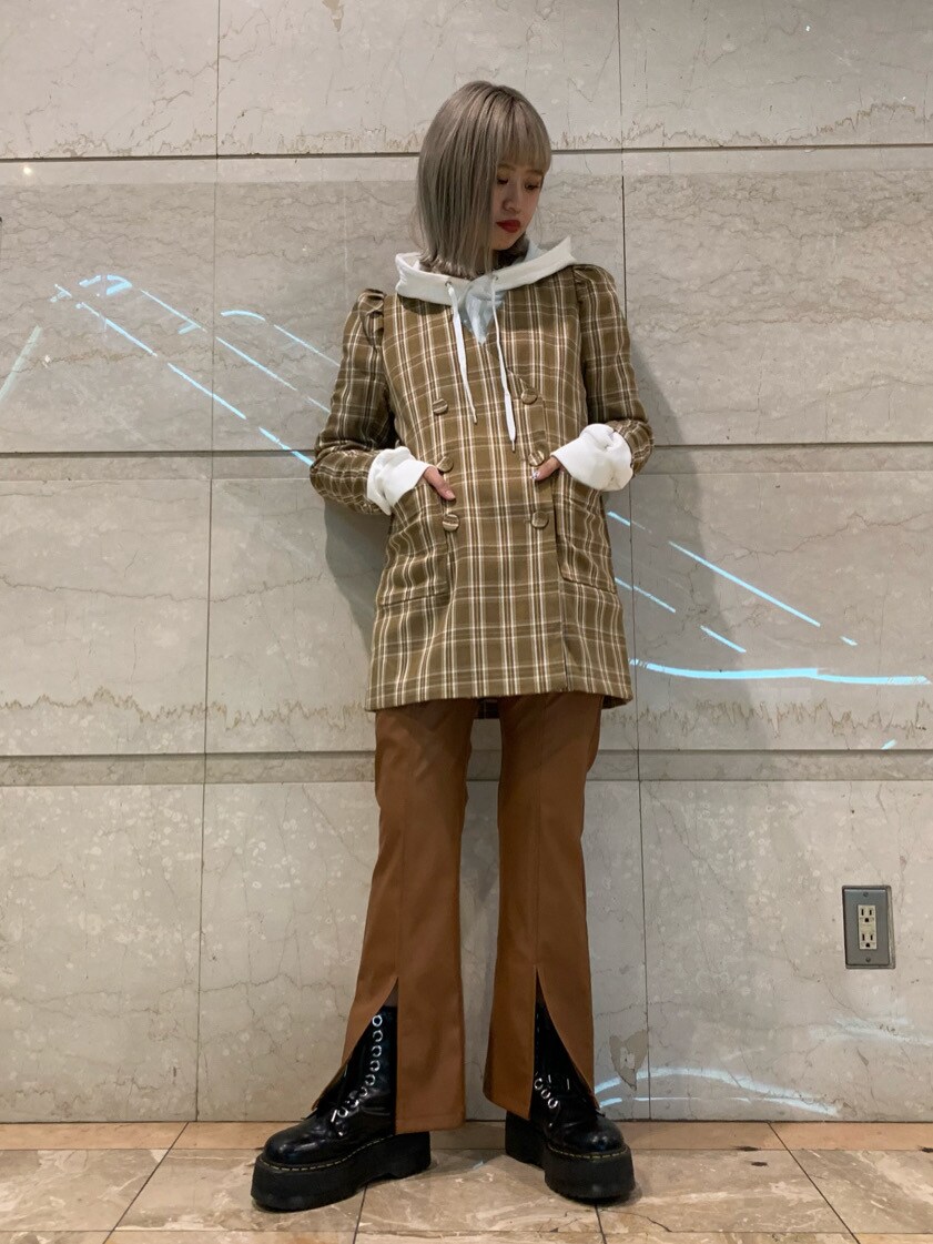 ブラウン系のその他パンツ、その他のワンピース、ホワイト系のパーカーを着用したレディースの秋コーディネートの2枚目の写真