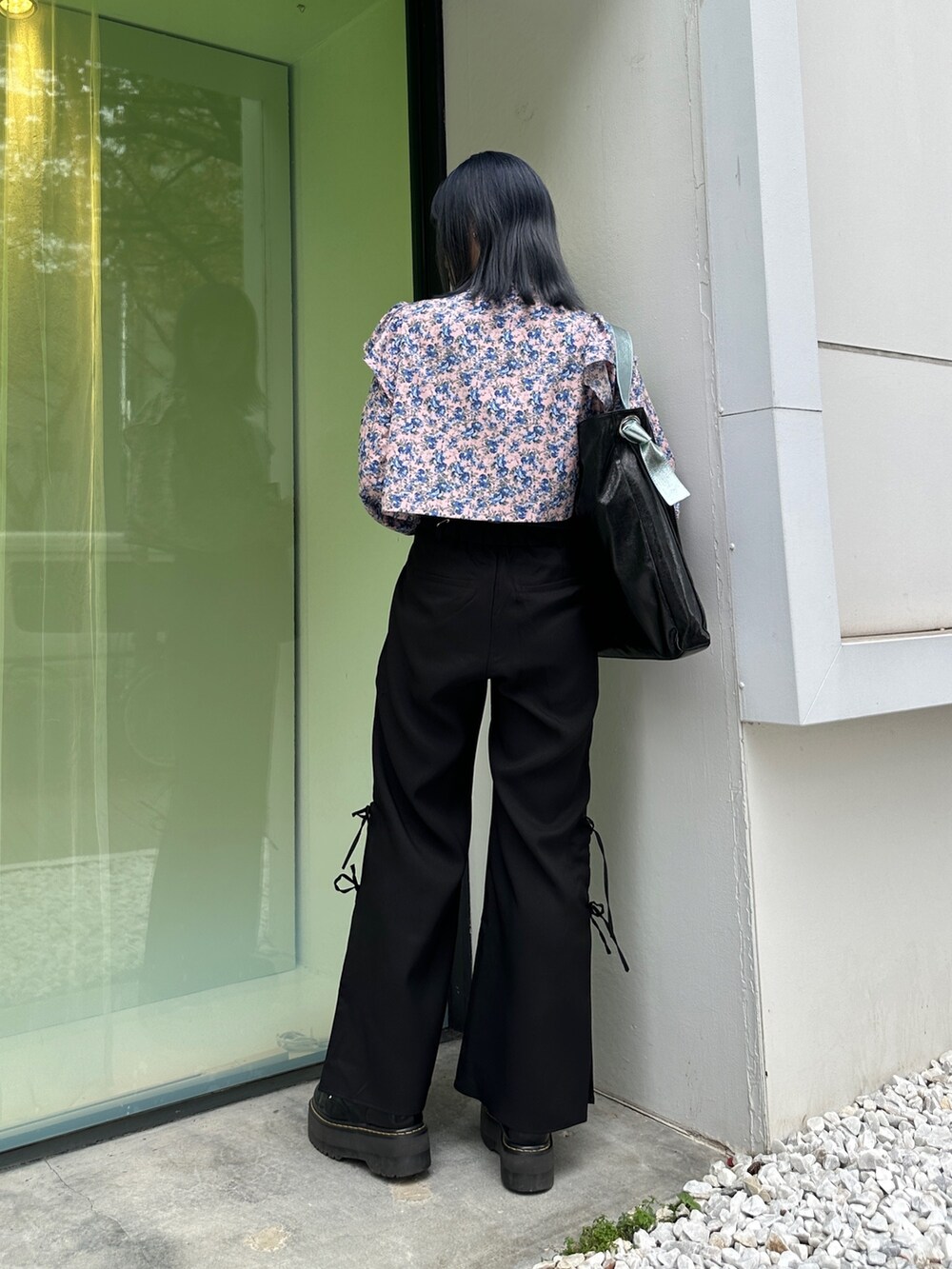 ブラック系のトートバッグ、ブルー系のシャツ/ブラウス、ブラック系のブーツを着用したレディースの秋コーディネートの4枚目の写真