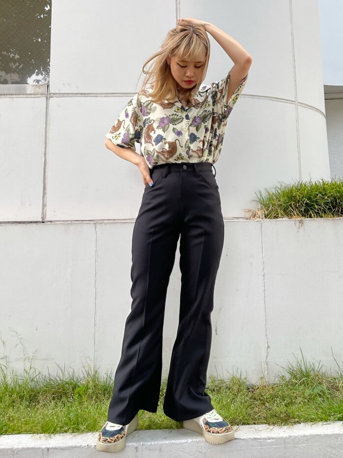 ホワイト系のシャツ/ブラウス、ホワイト系のスニーカー、ブラック系のデニムパンツを着用したレディースの春コーディネートの2枚目の写真