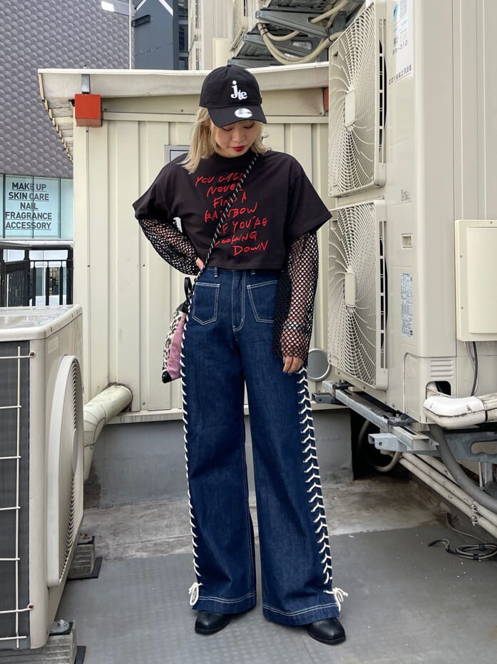 ブラック系のTシャツ/カットソー、ブルー系のデニムパンツ、ブラック系のTシャツ/カットソーを着用したレディースの春コーディネートの4枚目の写真