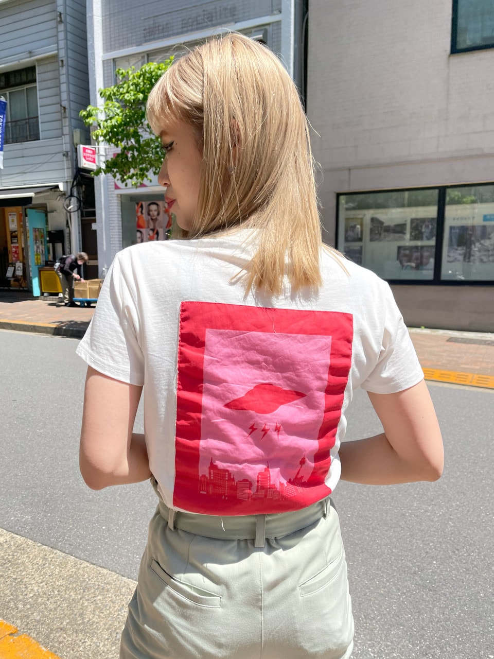 グリーン系のスラックス、その他のショルダーバッグ、ホワイト系のTシャツ/カットソーを着用したレディースの春コーディネートの4枚目の写真
