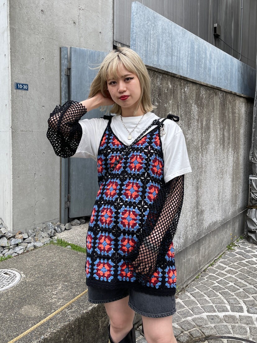 ブラック系のデニムパンツ、ブラック系のTシャツ/カットソー、ブラック系のキャミソールを着用したレディースの春コーディネートの5枚目の写真