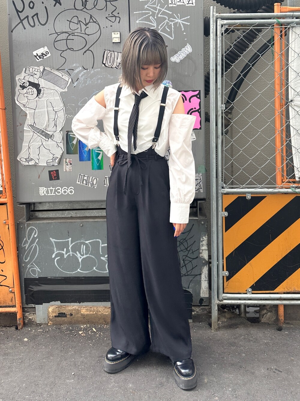 ホワイト系のシャツ/ブラウス、ブラック系のその他パンツ、ブラック系のブーツを着用したレディースの夏コーディネートの4枚目の写真