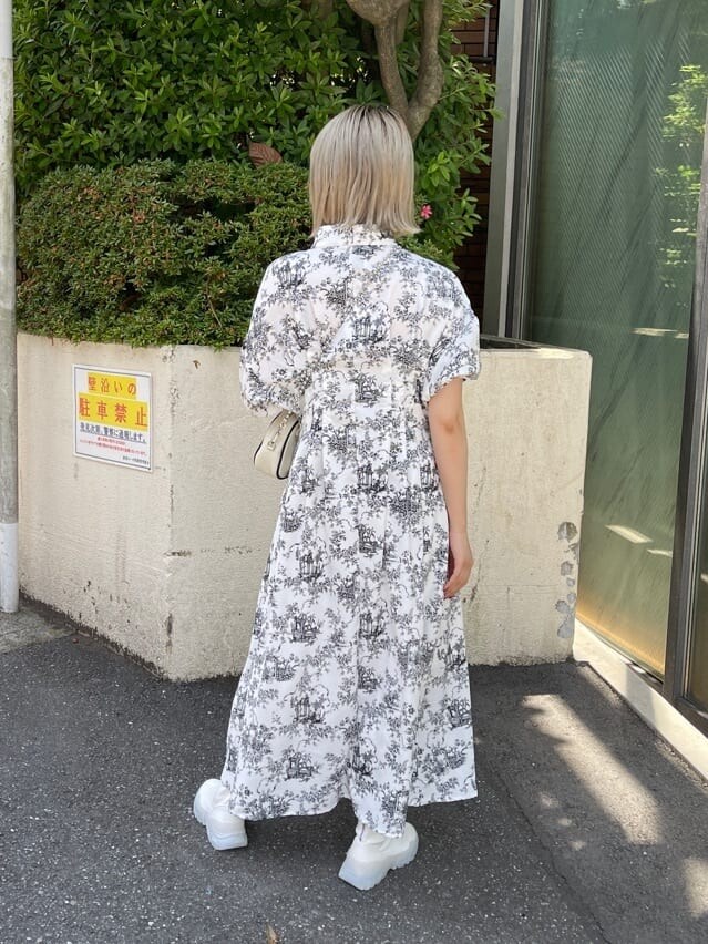 ホワイト系のブーツ、ホワイト系のワンピース、ホワイト系のボストンバッグを着用したレディースの夏コーディネートの3枚目の写真