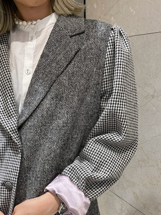 ブルー系のデニムパンツ、その他のテーラードジャケット、ホワイト系のシャツ/ブラウスを着用したレディースの夏コーディネートの6枚目の写真