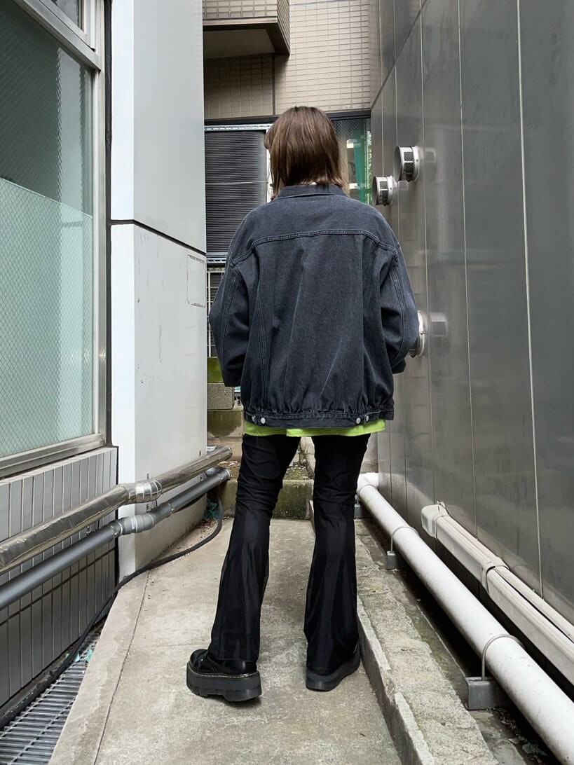 グリーン系のシャツ/ブラウス、ブラック系のデニムジャケットを着用したレディースの秋コーディネートの2枚目の写真