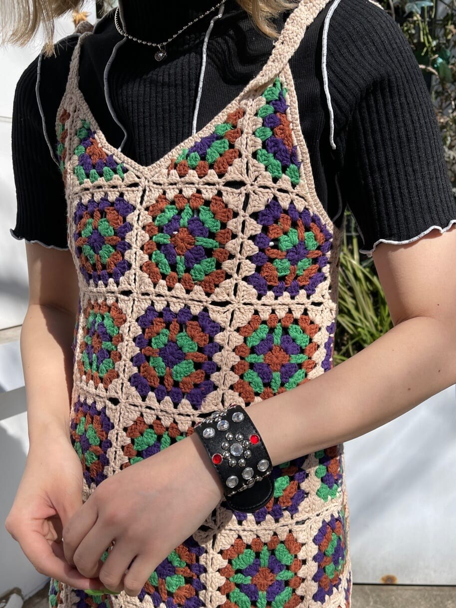 ベージュ系のニット/セーター、ブラック系のTシャツ/カットソー、ブラック系のデニムパンツを着用したレディースの春コーディネートの7枚目の写真