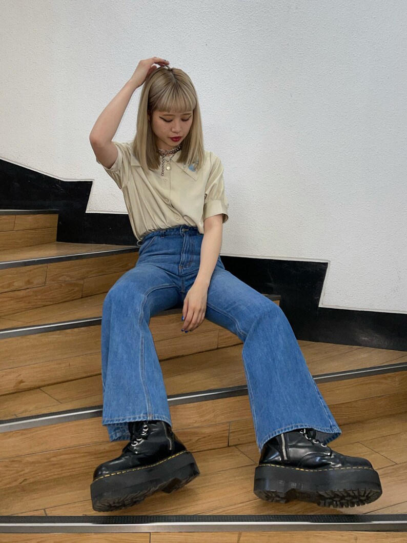 ホワイト系のシャツ/ブラウス、ブルー系のデニムパンツを着用したレディースの春コーディネートの2枚目の写真