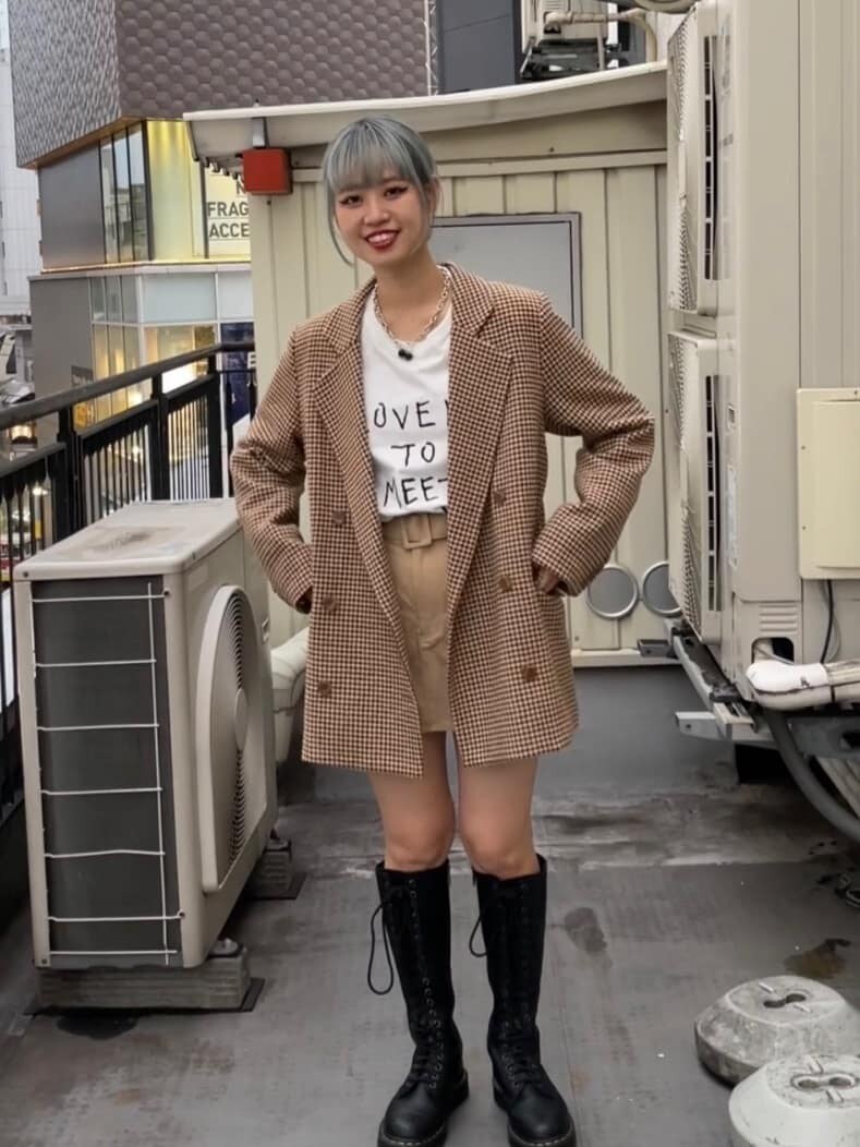 ホワイト系のTシャツ/カットソー、ベージュ系のその他パンツ、ベージュ系のその他パンツを着用したレディースの秋コーディネートの2枚目の写真