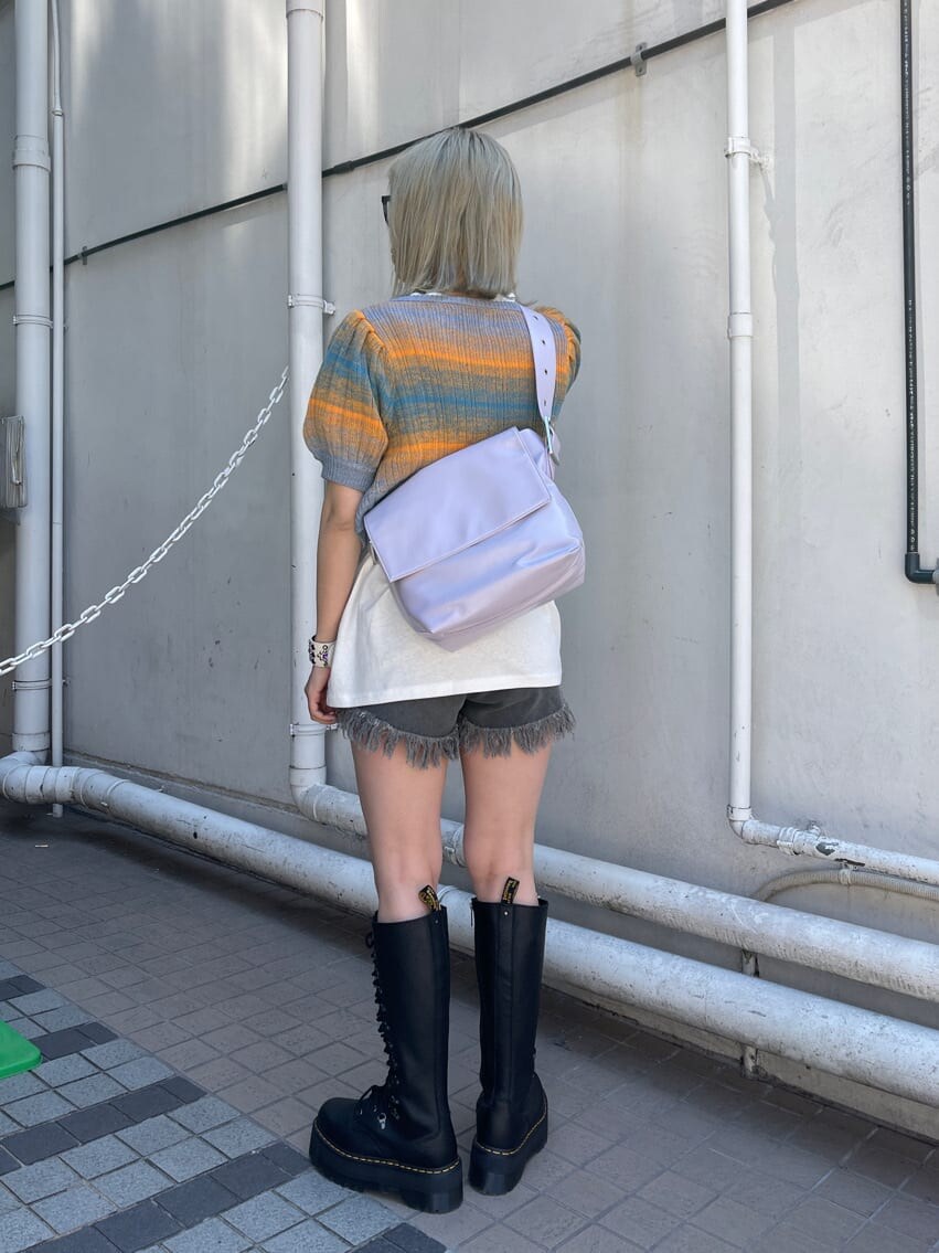 ブラック系のブーツ、ブラック系のデニムパンツ、ホワイト系のTシャツ/カットソーを着用したレディースの春コーディネートの3枚目の写真