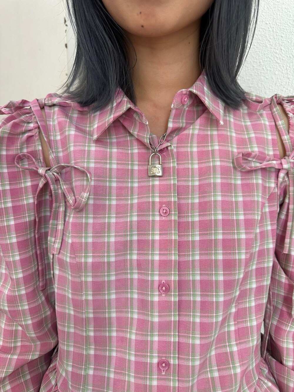 ピンク系のシャツ/ブラウス、グレー系のスウェットパンツ、ブラック系のブーツを着用したレディースの冬コーディネートの6枚目の写真