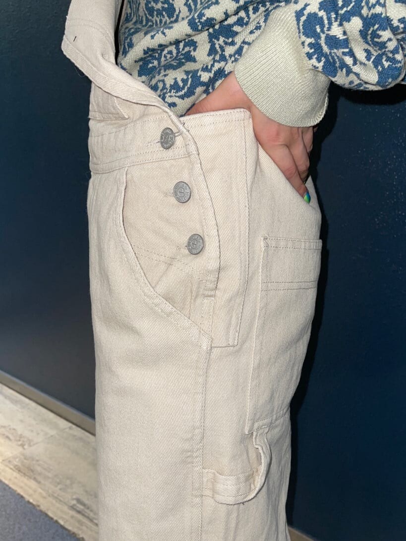 ホワイト系のMA-1、ホワイト系のスニーカー、ホワイト系のサロペット/オーバーオールを着用したレディースの冬コーディネートの9枚目の写真