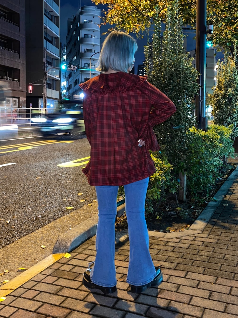 レッド系のシャツ/ブラウス、ブラック系のTシャツ/カットソー、ブルー系のデニムパンツを着用したレディースの秋コーディネートの2枚目の写真