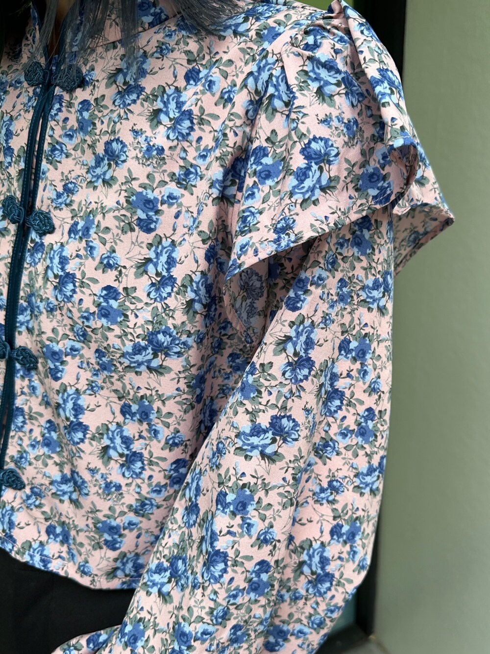 ブラック系のトートバッグ、ブルー系のシャツ/ブラウス、ブラック系のブーツを着用したレディースの秋コーディネートの7枚目の写真