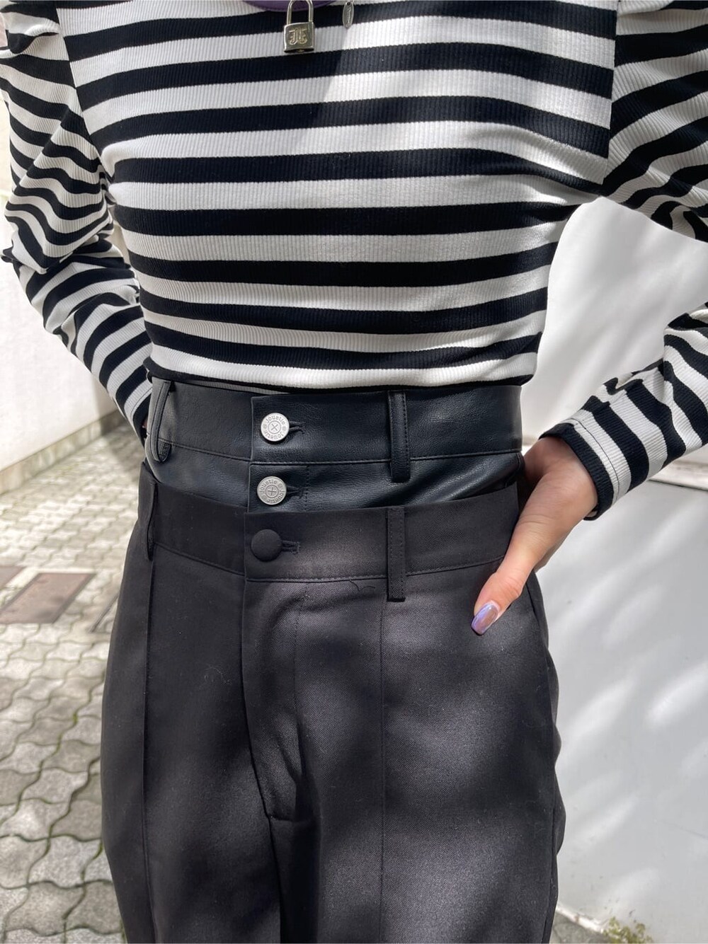 ブラック系のブーツ、ブラック系のその他パンツ、ホワイト系のTシャツ/カットソーを着用したレディースの秋コーディネートの8枚目の写真