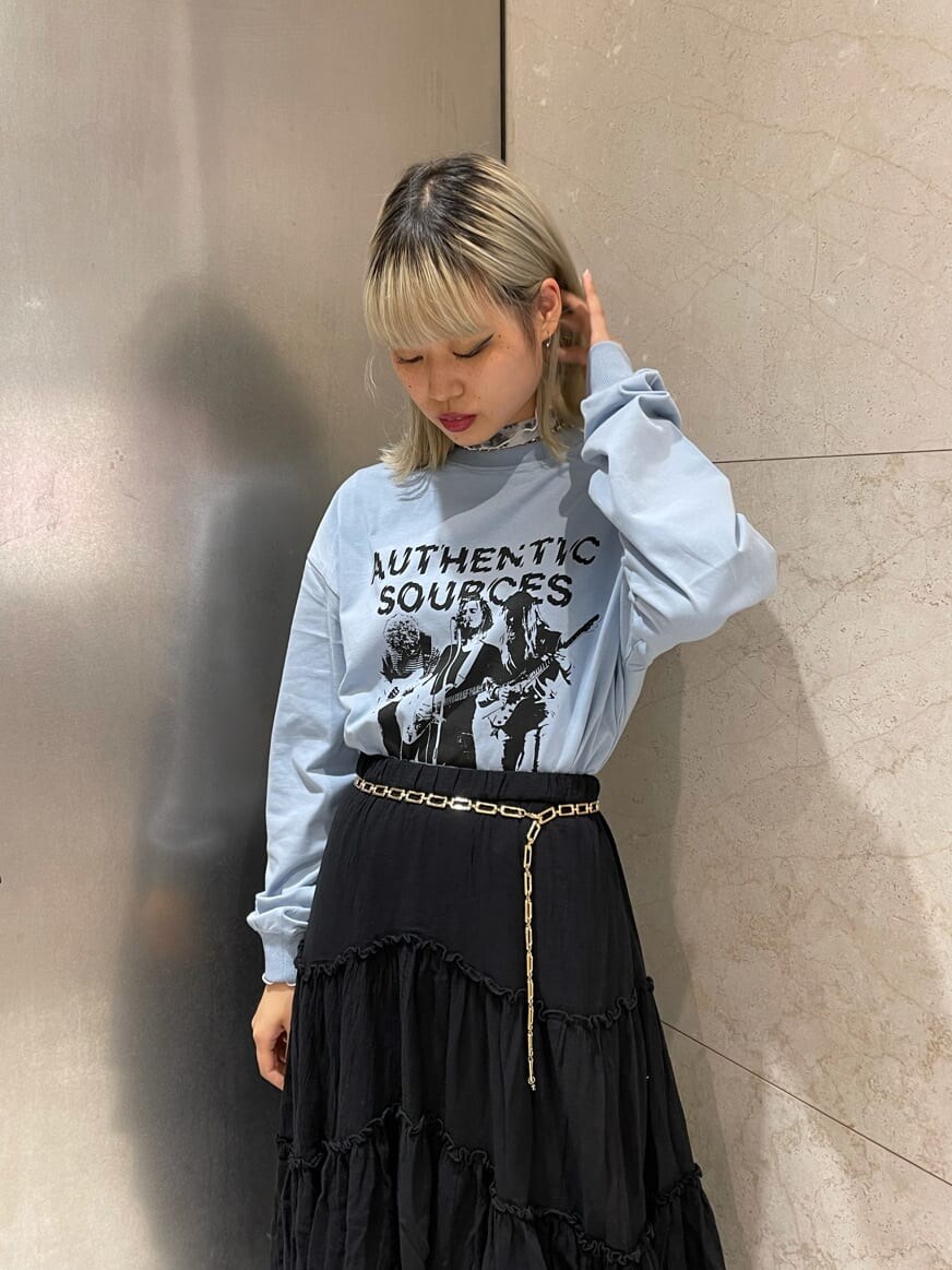 ブラック系のブーツ、ブラック系のスカート、ブルー系のTシャツ/カットソーを着用したレディースの夏コーディネートの3枚目の写真