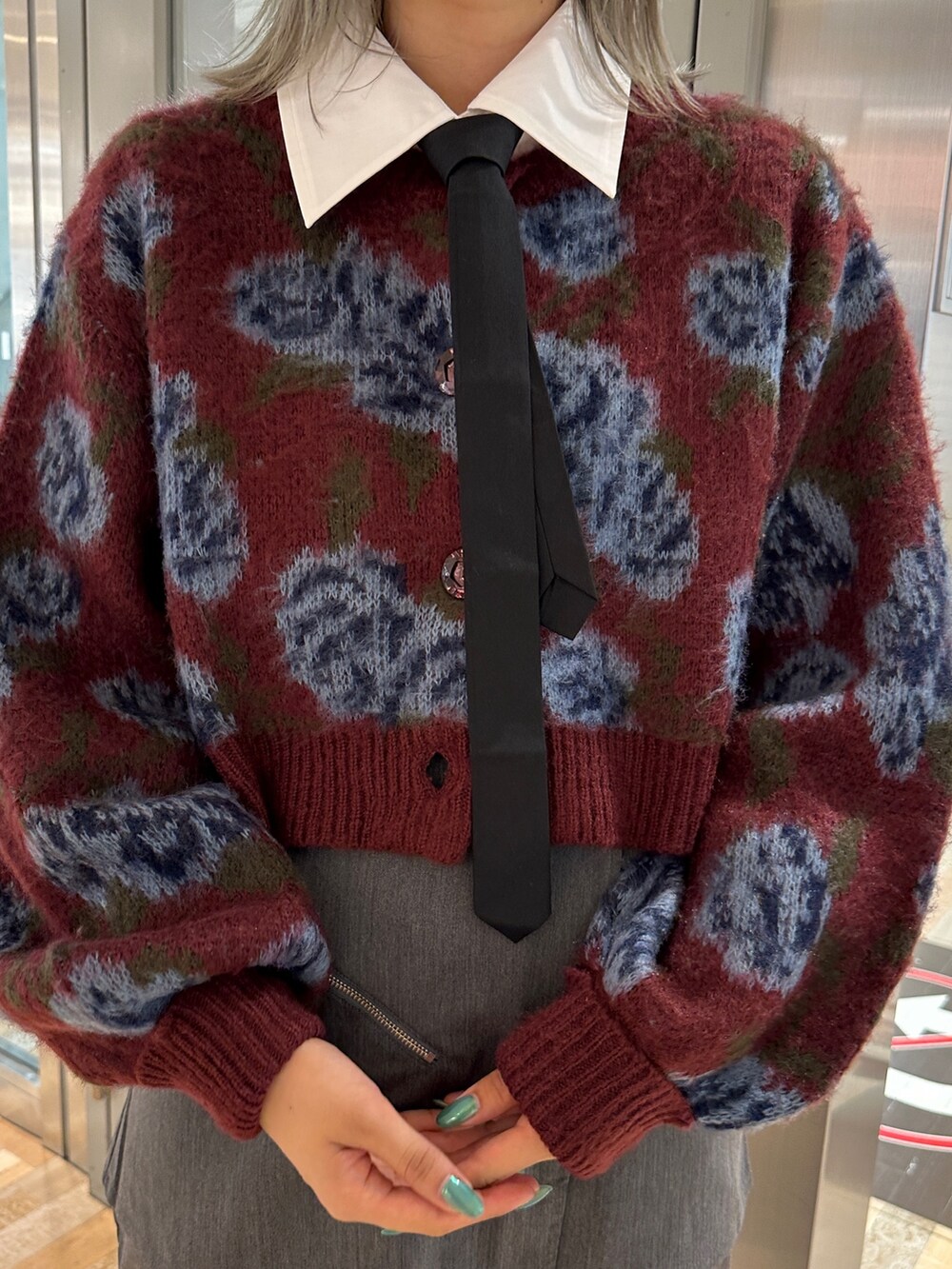 レッド系のカーディガン/ボレロ、ホワイト系のシャツ/ブラウス、グレー系のその他パンツを着用したレディースの秋コーディネートの6枚目の写真