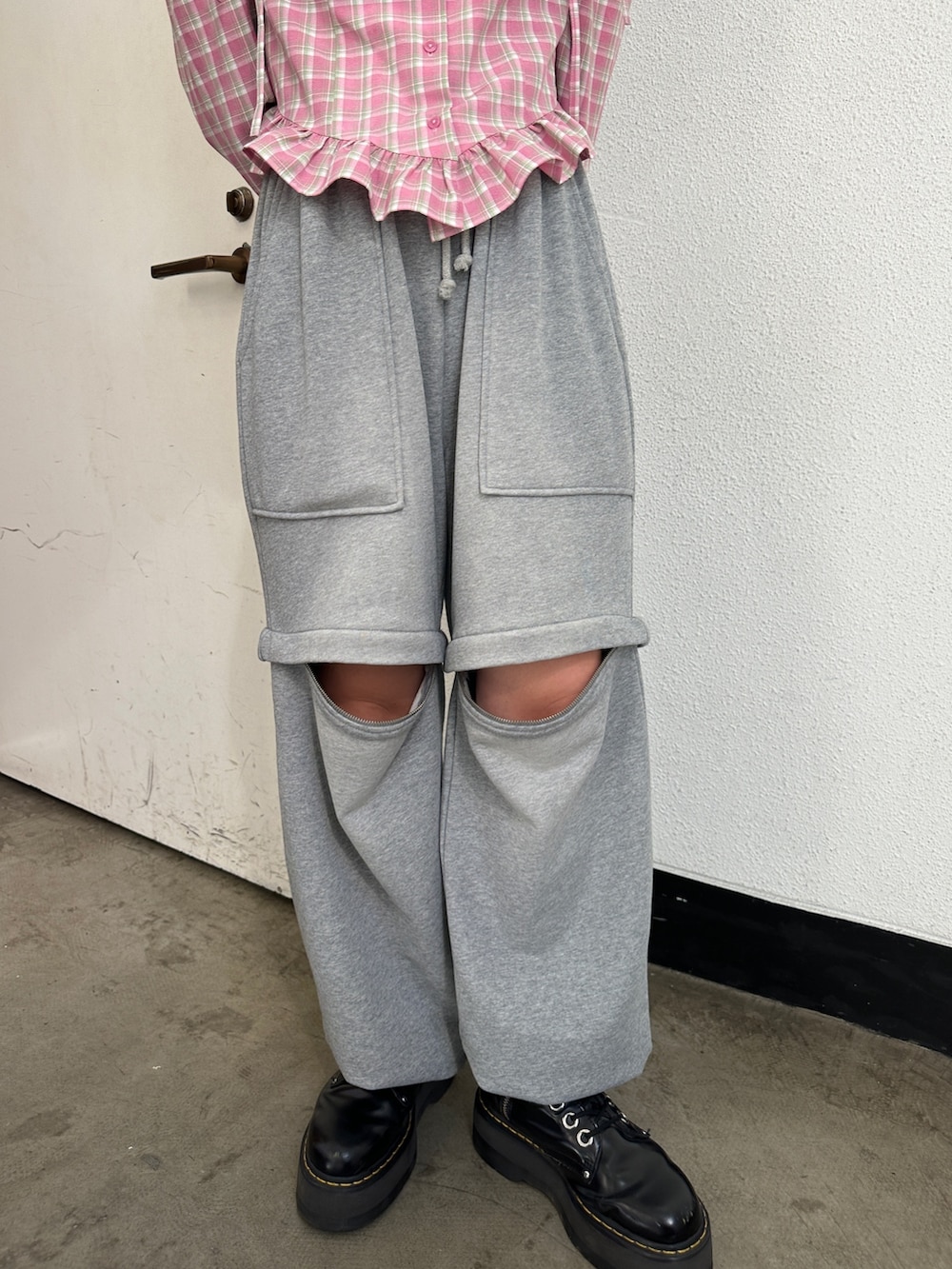 ピンク系のシャツ/ブラウス、グレー系のスウェットパンツ、ブラック系のブーツを着用したレディースの冬コーディネートの9枚目の写真