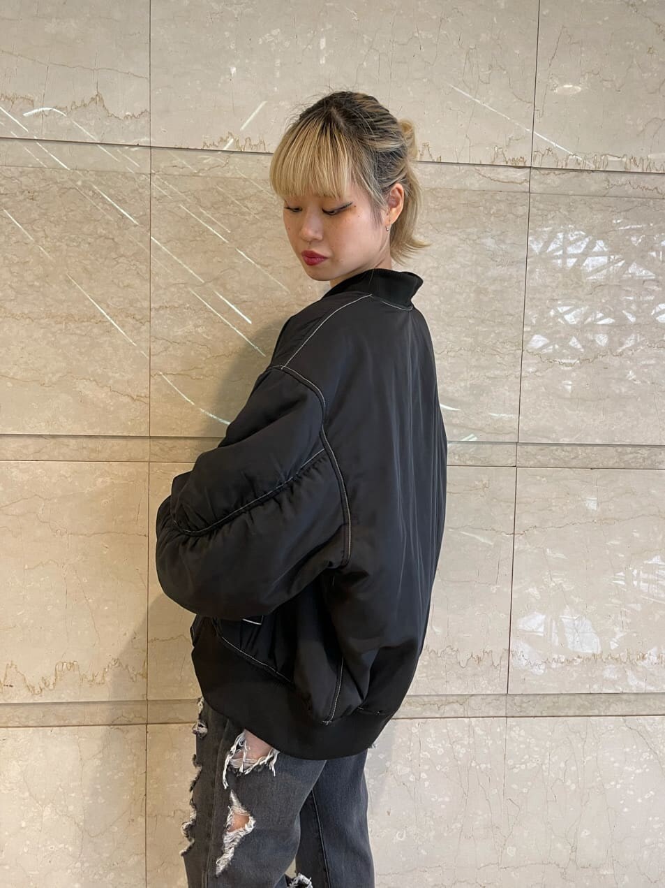 ブラック系のデニムパンツ、ブラック系のTシャツ/カットソー、ブラック系のMA-1を着用したレディースの夏コーディネートの7枚目の写真