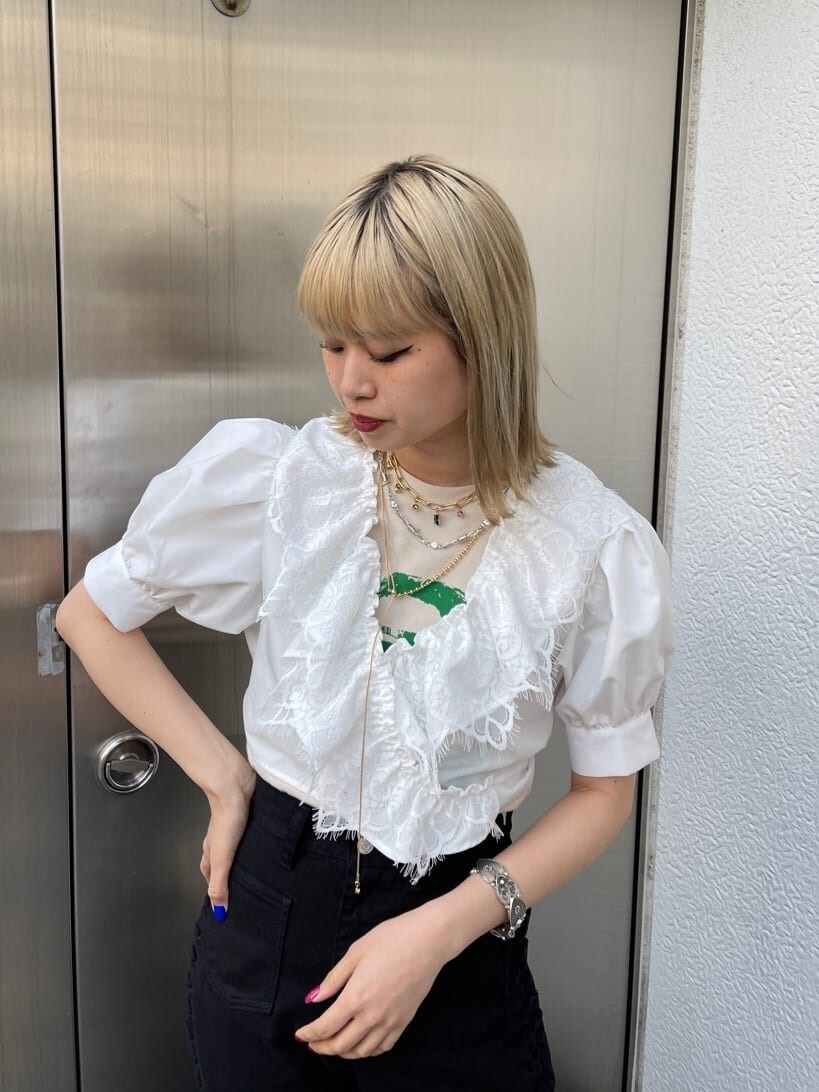 ブラック系のデニムパンツ、ホワイト系のTシャツ/カットソー、ホワイト系のシャツ/ブラウスを着用したレディースの春コーディネートの5枚目の写真