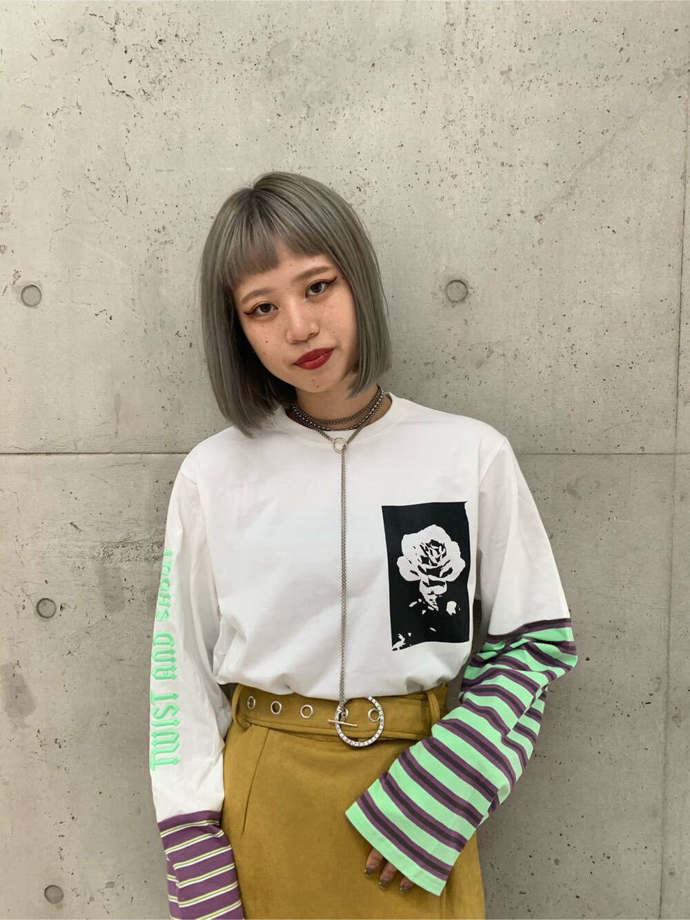 イエロー系のスカート、ホワイト系のTシャツ/カットソーを着用したレディースの夏コーディネートの2枚目の写真