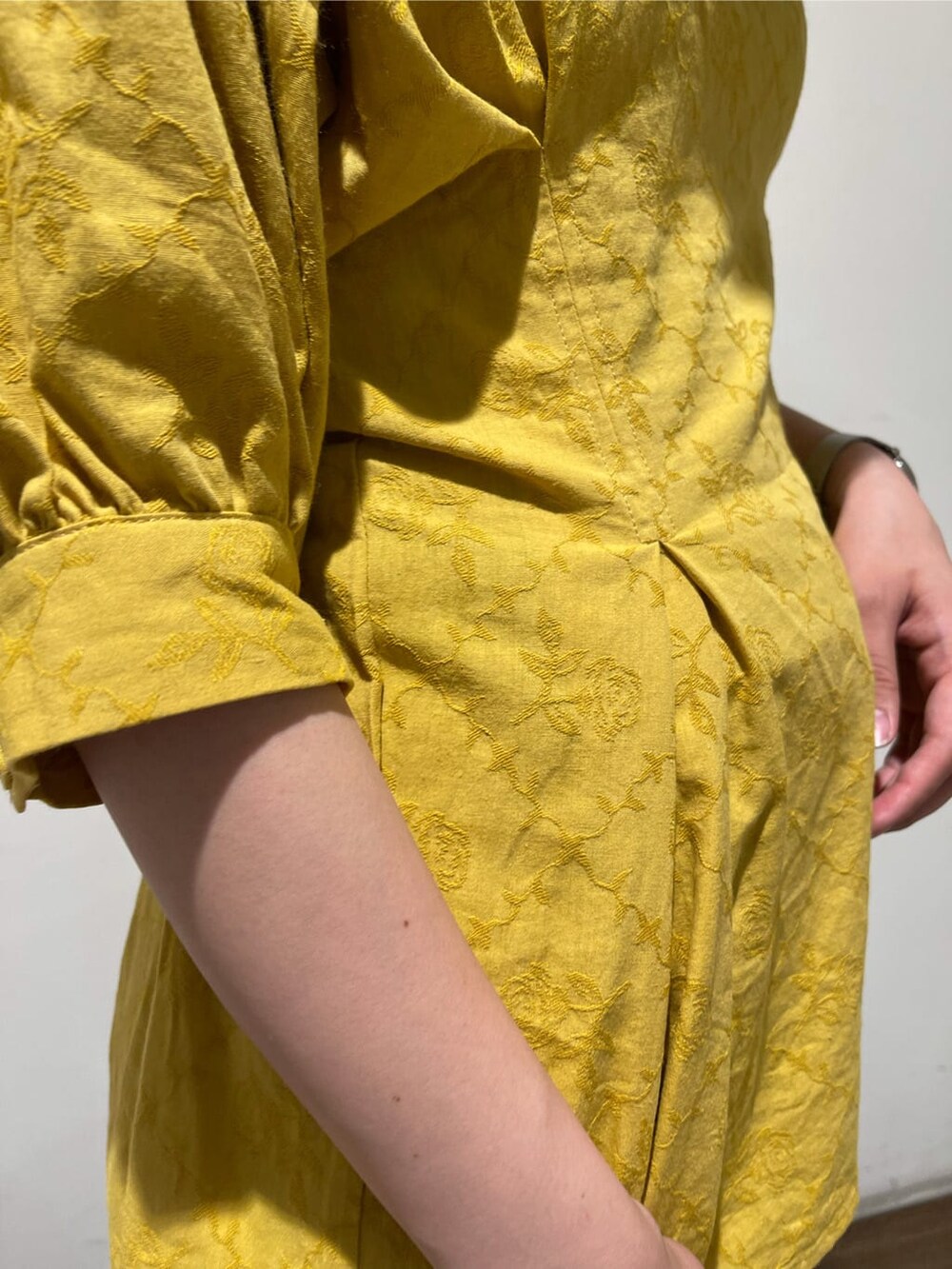 イエロー系のシャツ/ブラウス、ブラック系のデニムパンツを着用したレディースの夏コーディネートの7枚目の写真