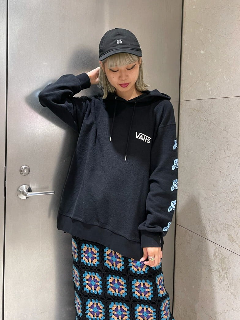 ブラック系のスカート、ブラック系のパーカーを着用したレディースの夏コーディネートの6枚目の写真