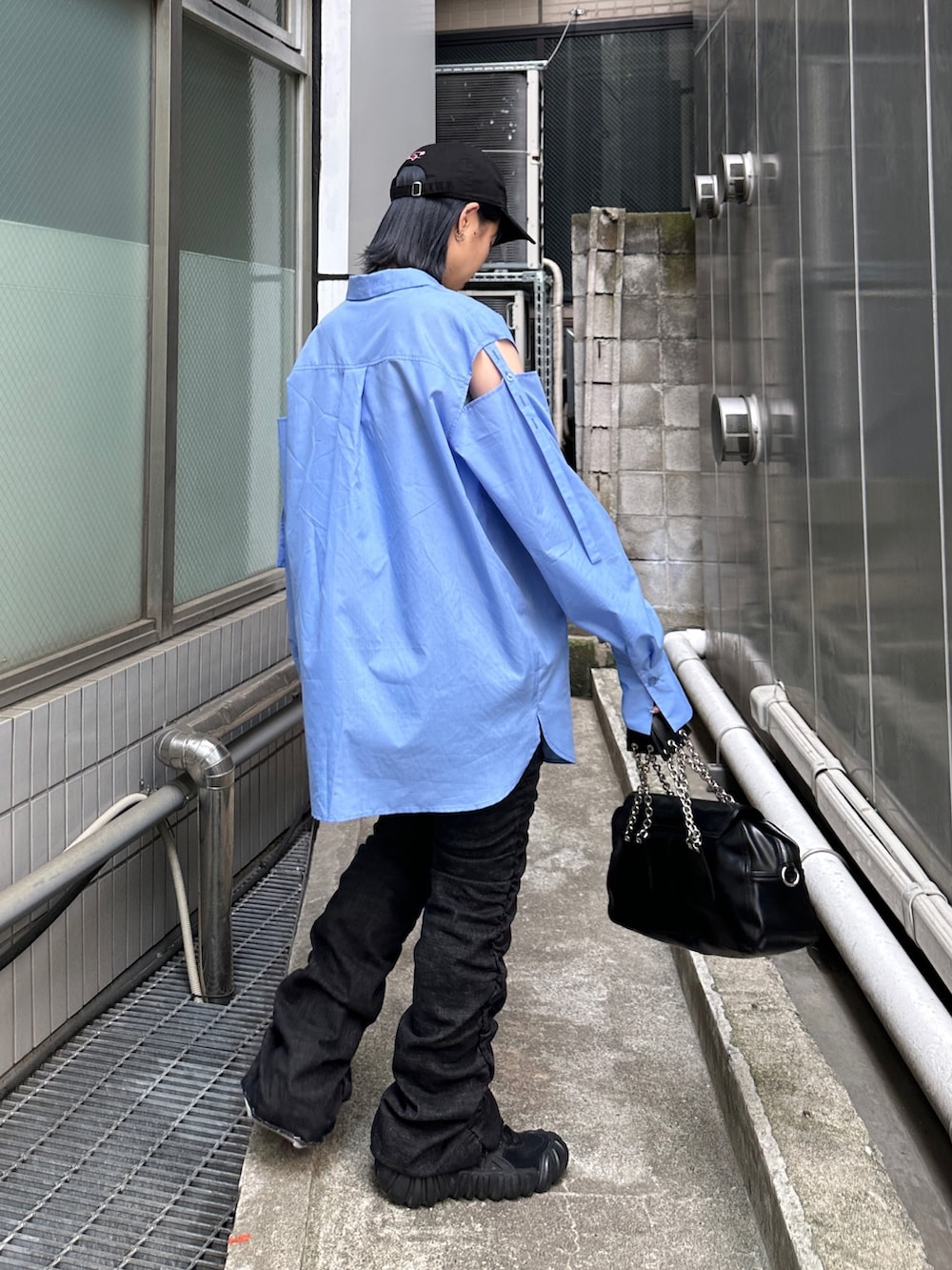 ブルー系のシャツ/ブラウス、ブラック系のスニーカー、ブラック系のその他パンツを着用したレディースの夏コーディネートの3枚目の写真