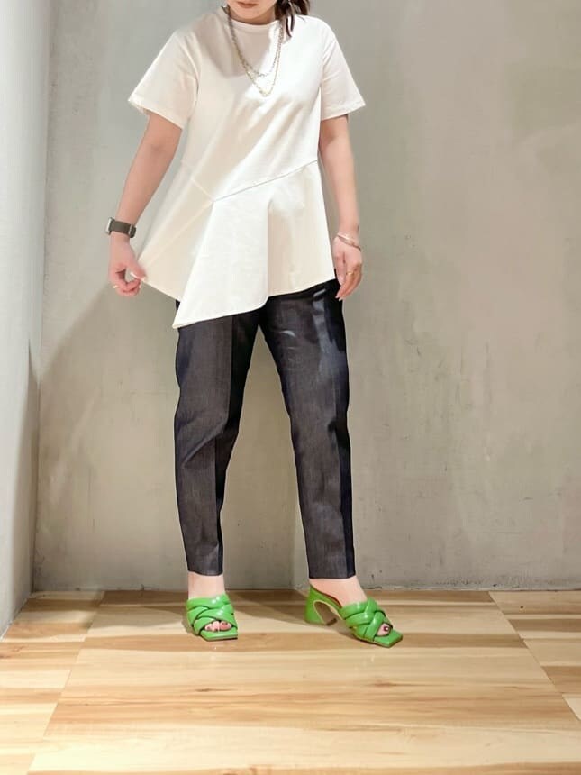 ホワイト系のTシャツ/カットソー、グリーン系のブルゾン、ブルー系のその他パンツを着用したレディースの春コーディネートの2枚目の写真