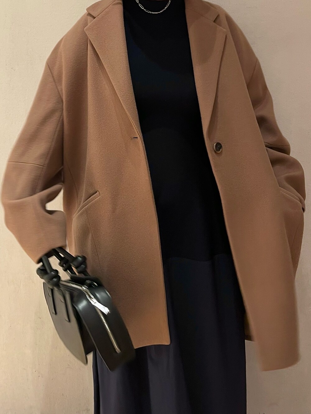 ベージュ系のチェスターコート、ブルー系のワンピース、ブラック系のブーツを着用したレディースの夏コーディネートの6枚目の写真